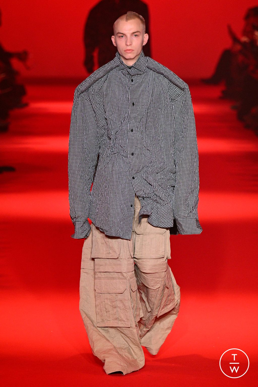 Fashion Week Paris Fall/Winter 2024 look 17 from the VETEMENTS collection womenswear