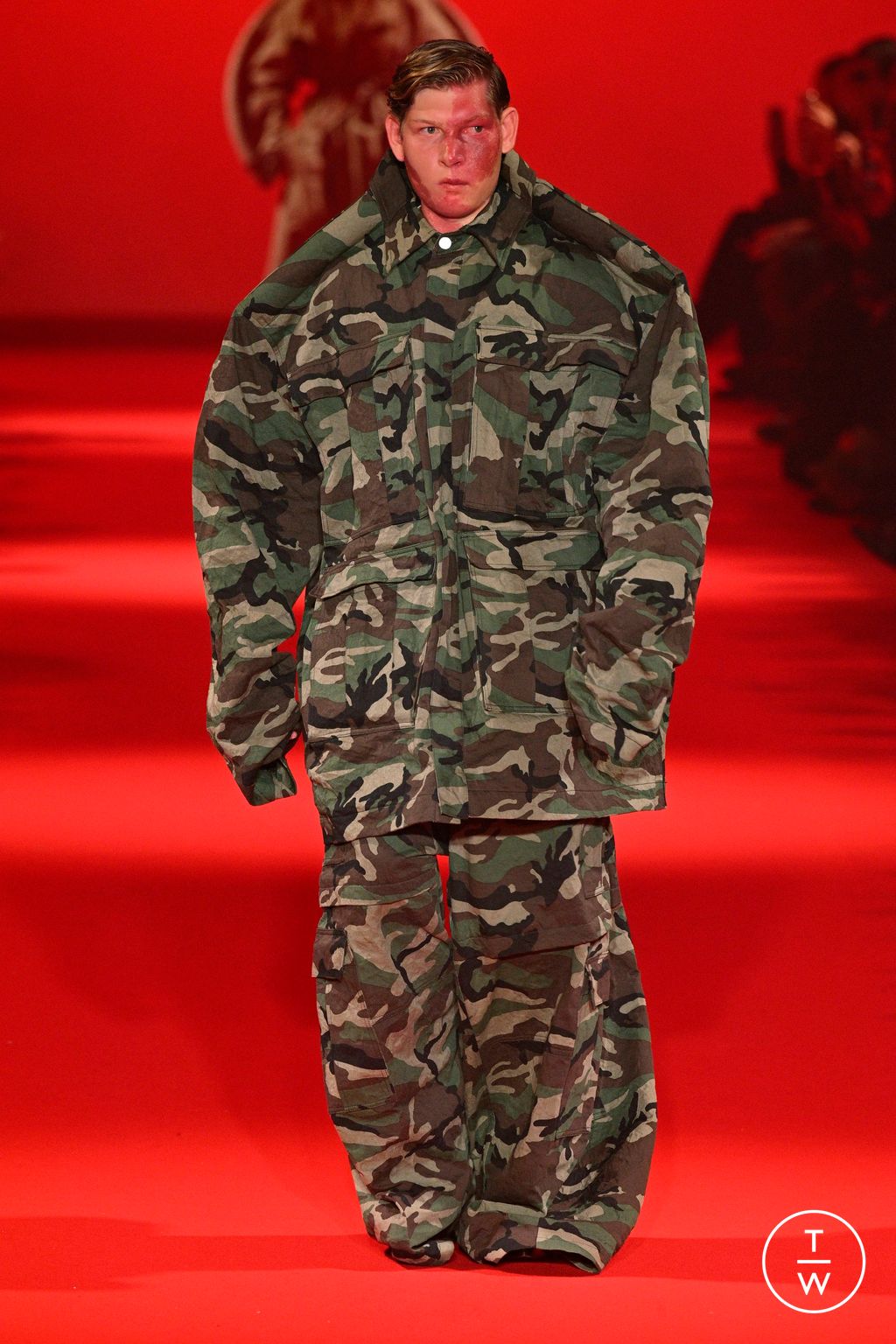 Fashion Week Paris Fall/Winter 2024 look 18 from the VETEMENTS collection 女装