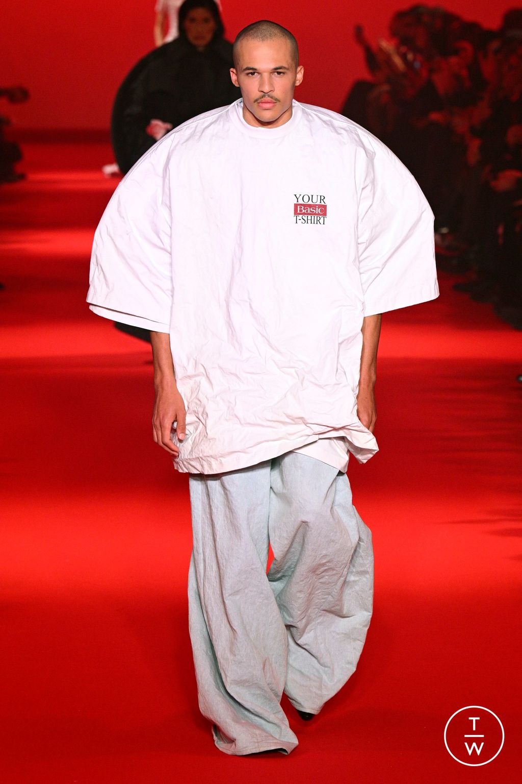 Fashion Week Paris Fall/Winter 2024 look 20 from the VETEMENTS collection 女装