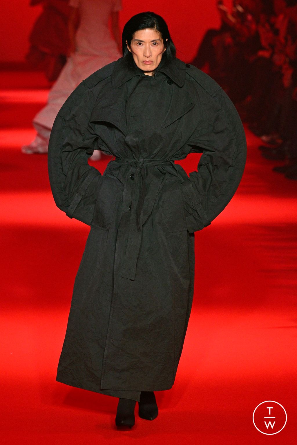 Fashion Week Paris Fall/Winter 2024 look 21 from the VETEMENTS collection womenswear