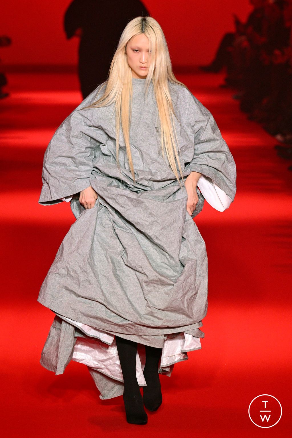 Fashion Week Paris Fall/Winter 2024 look 23 from the VETEMENTS collection womenswear