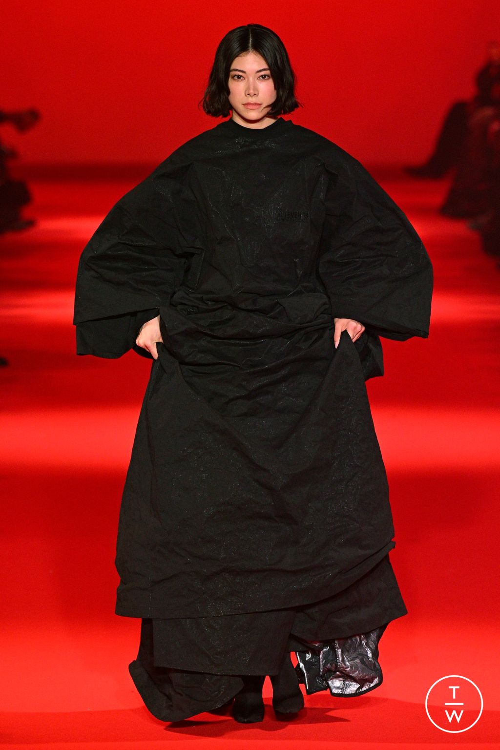 Fashion Week Paris Fall/Winter 2024 look 24 from the VETEMENTS collection womenswear