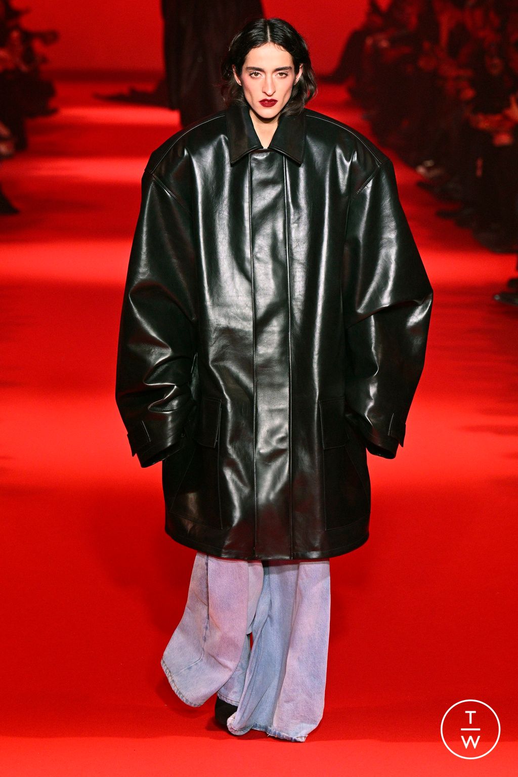Fashion Week Paris Fall/Winter 2024 look 34 from the VETEMENTS collection 女装