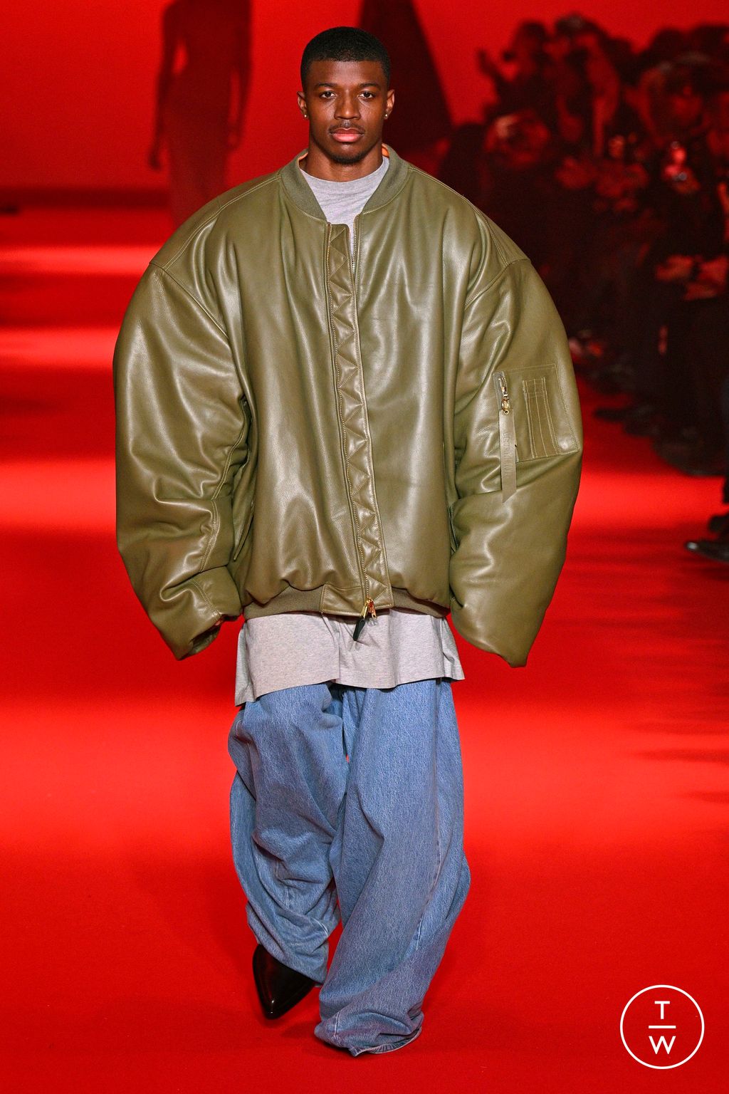 Fashion Week Paris Fall/Winter 2024 look 39 from the VETEMENTS collection womenswear