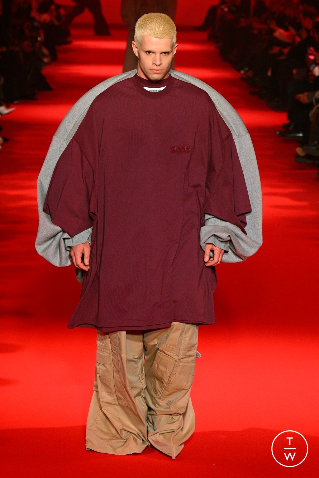 Fashion Week Paris Fall/Winter 2024 look 41 from the VETEMENTS collection 女装