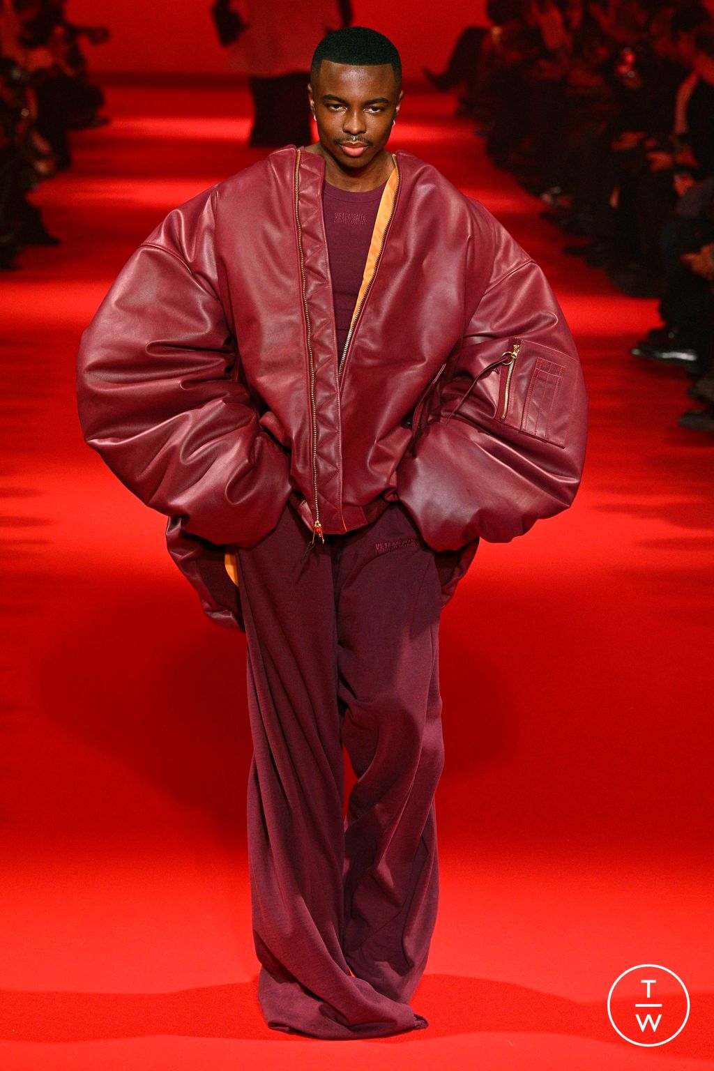 Fashion Week Paris Fall/Winter 2024 look 43 from the VETEMENTS collection 女装