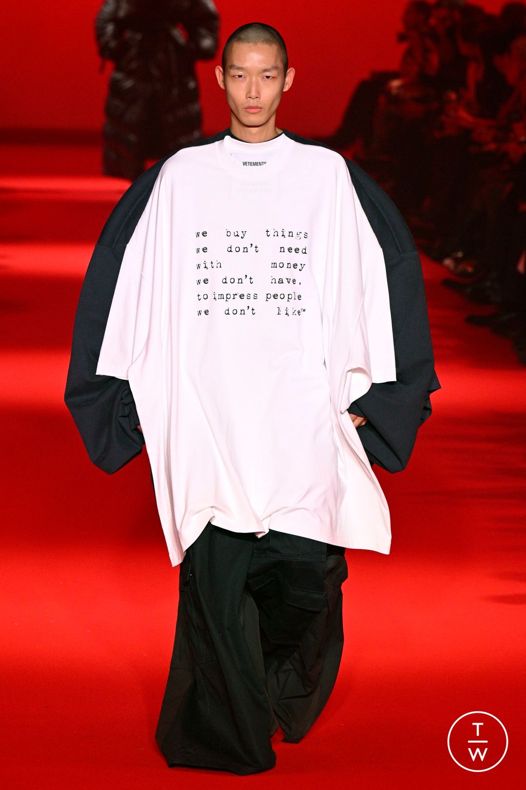 Fashion Week Paris Fall/Winter 2024 look 44 from the VETEMENTS collection 女装