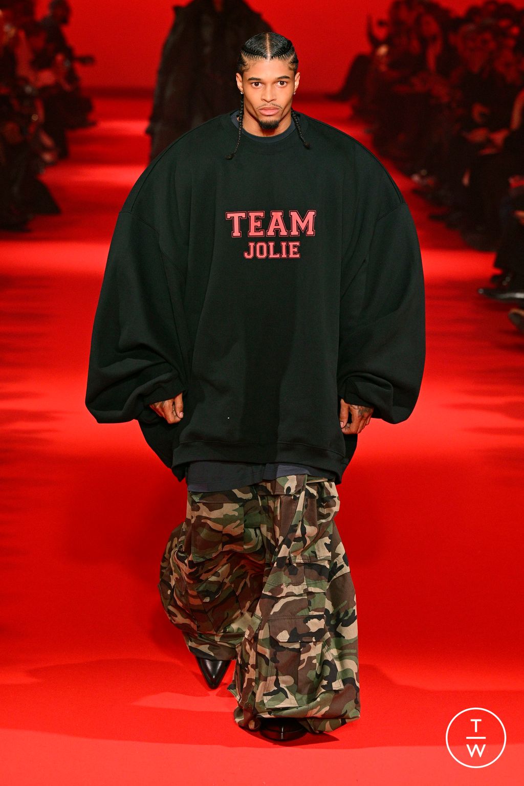 Fashion Week Paris Fall/Winter 2024 look 46 from the VETEMENTS collection womenswear