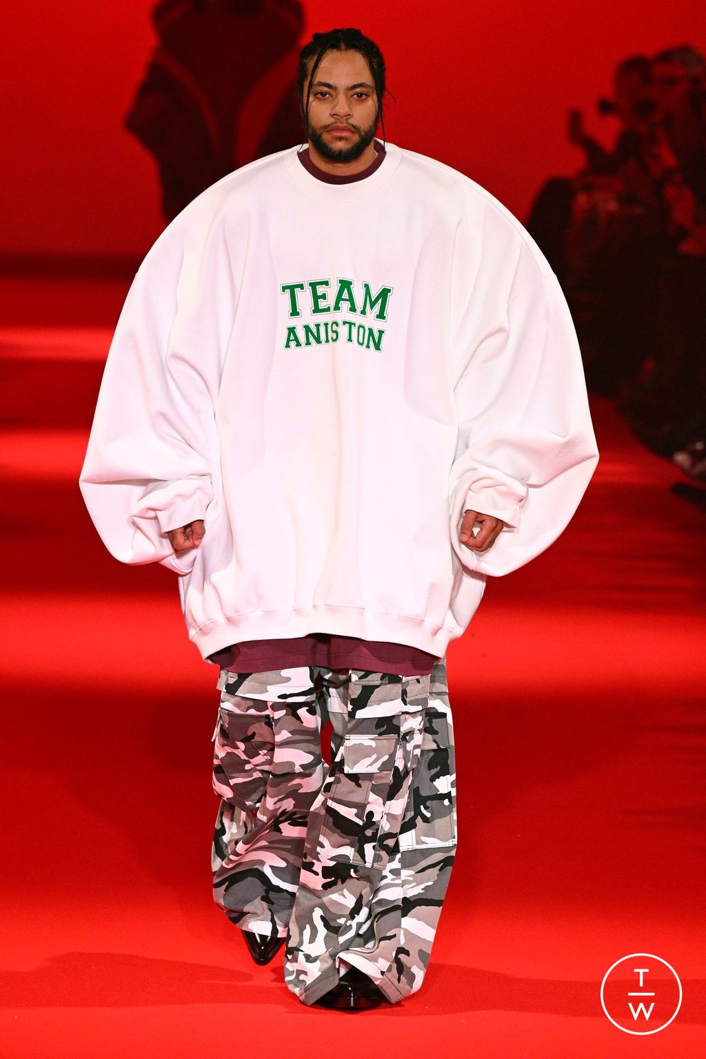 Fashion Week Paris Fall/Winter 2024 look 48 from the VETEMENTS collection 女装