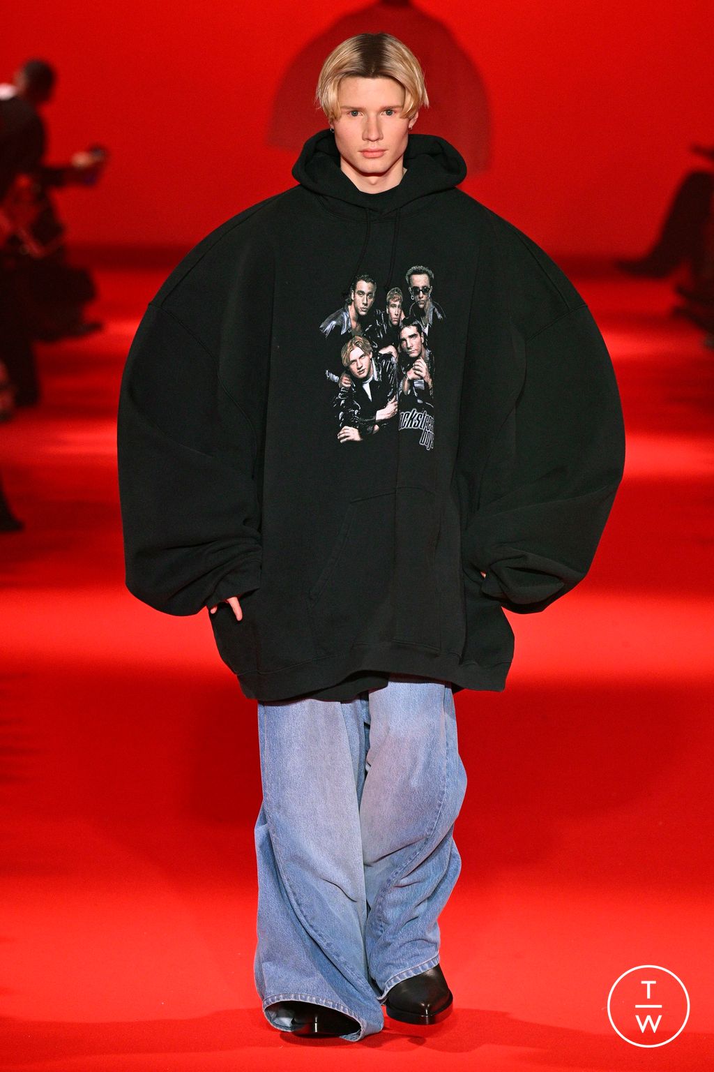 Fashion Week Paris Fall/Winter 2024 look 54 from the VETEMENTS collection 女装