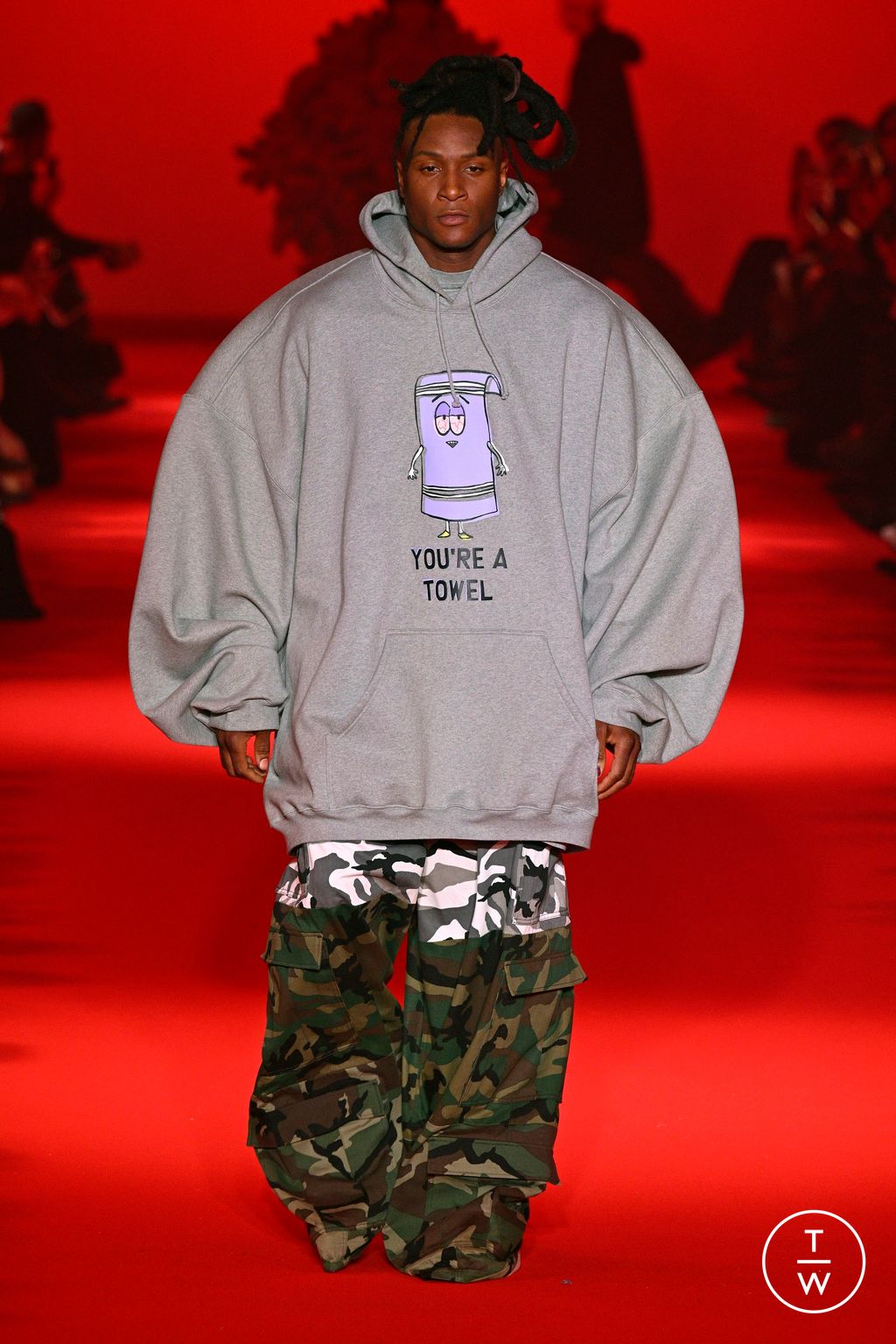 Fashion Week Paris Fall/Winter 2024 look 57 from the VETEMENTS collection 女装