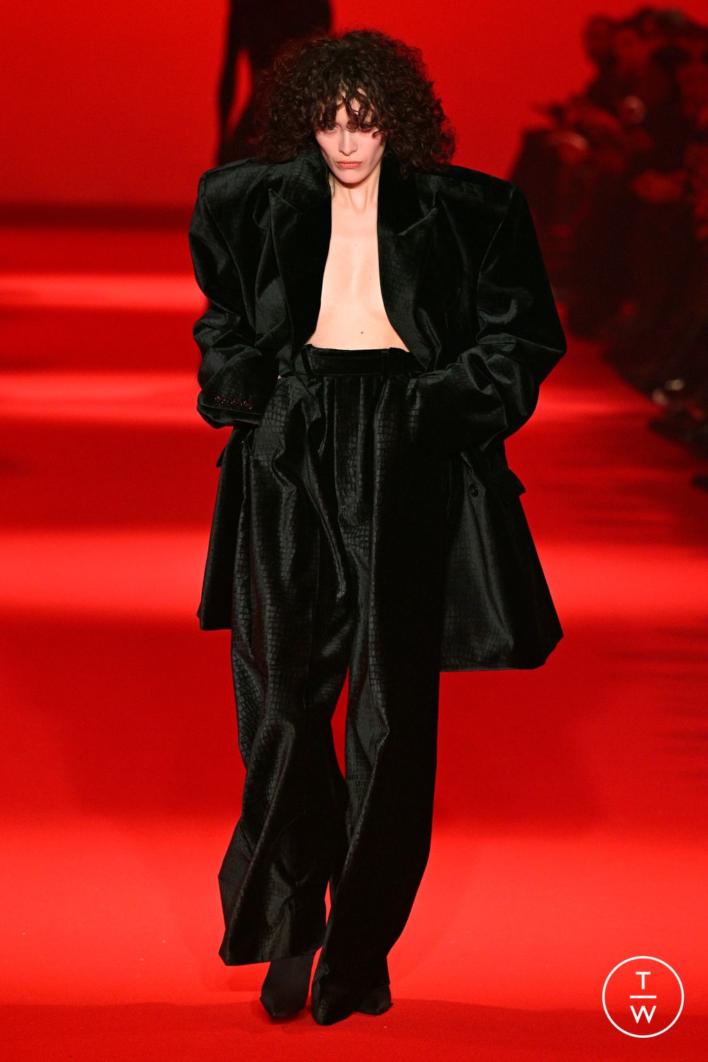 Fashion Week Paris Fall/Winter 2024 look 61 from the VETEMENTS collection 女装