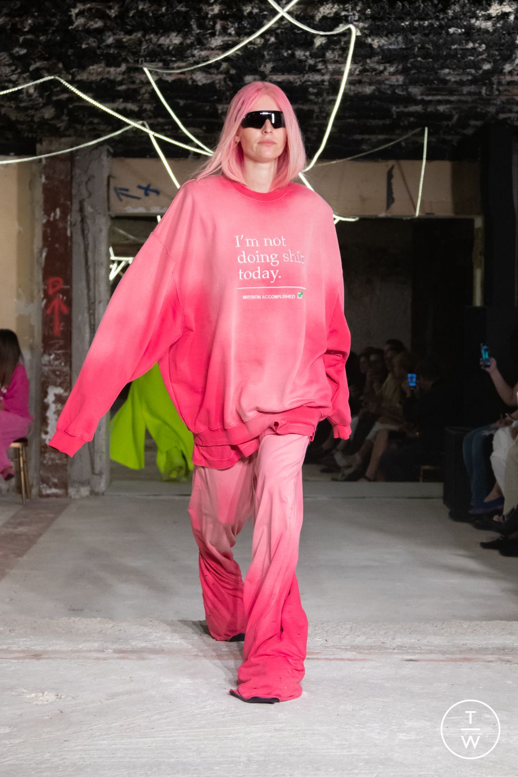 Fashion Week Paris Spring/Summer 2023 look 10 from the VETEMENTS collection 女装