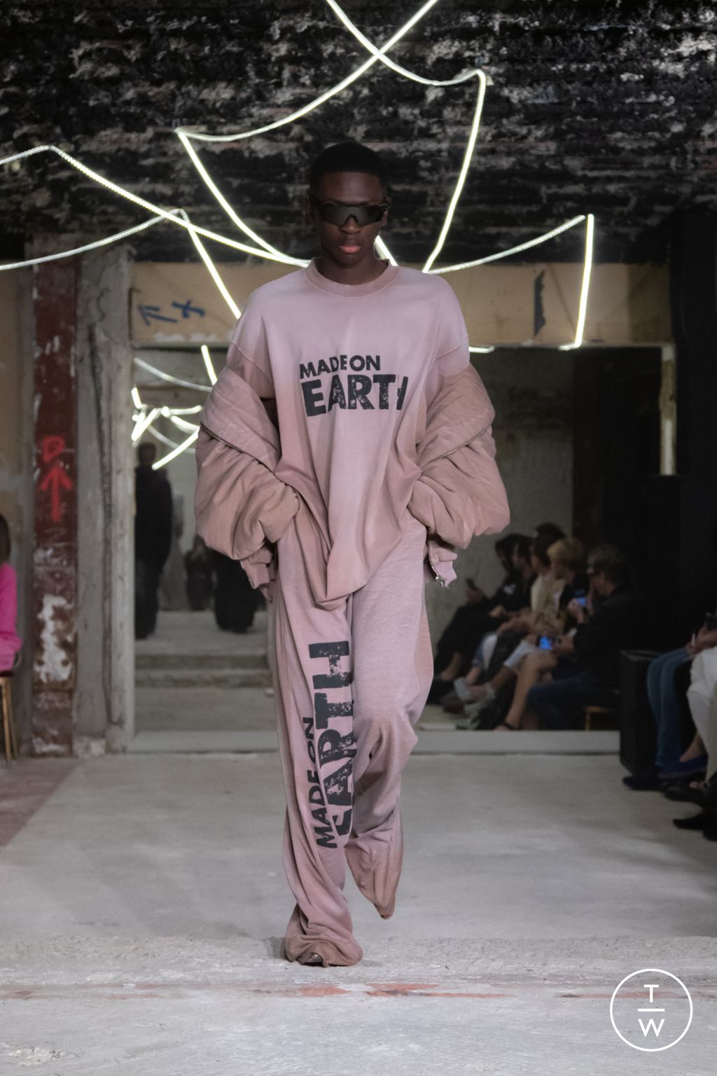 Fashion Week Paris Spring/Summer 2023 look 17 from the VETEMENTS collection womenswear