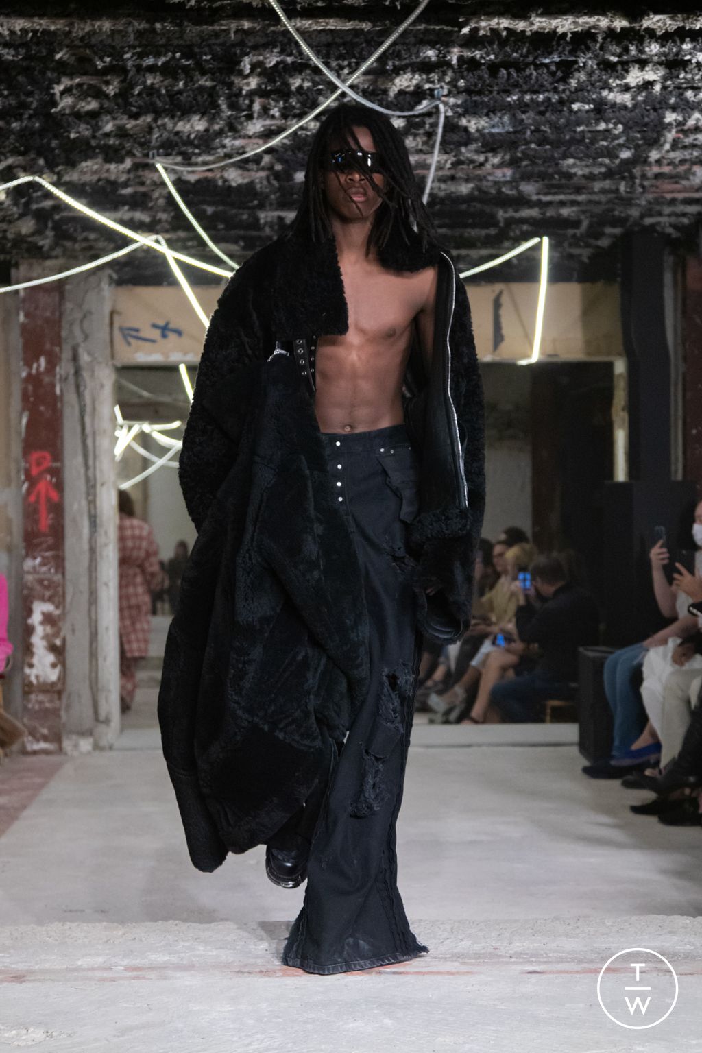 Fashion Week Paris Spring/Summer 2023 look 24 from the VETEMENTS collection 女装