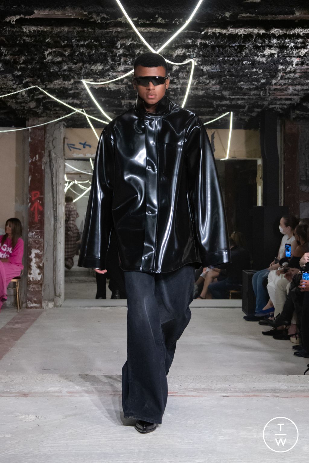Fashion Week Paris Spring/Summer 2023 look 26 from the VETEMENTS collection 女装