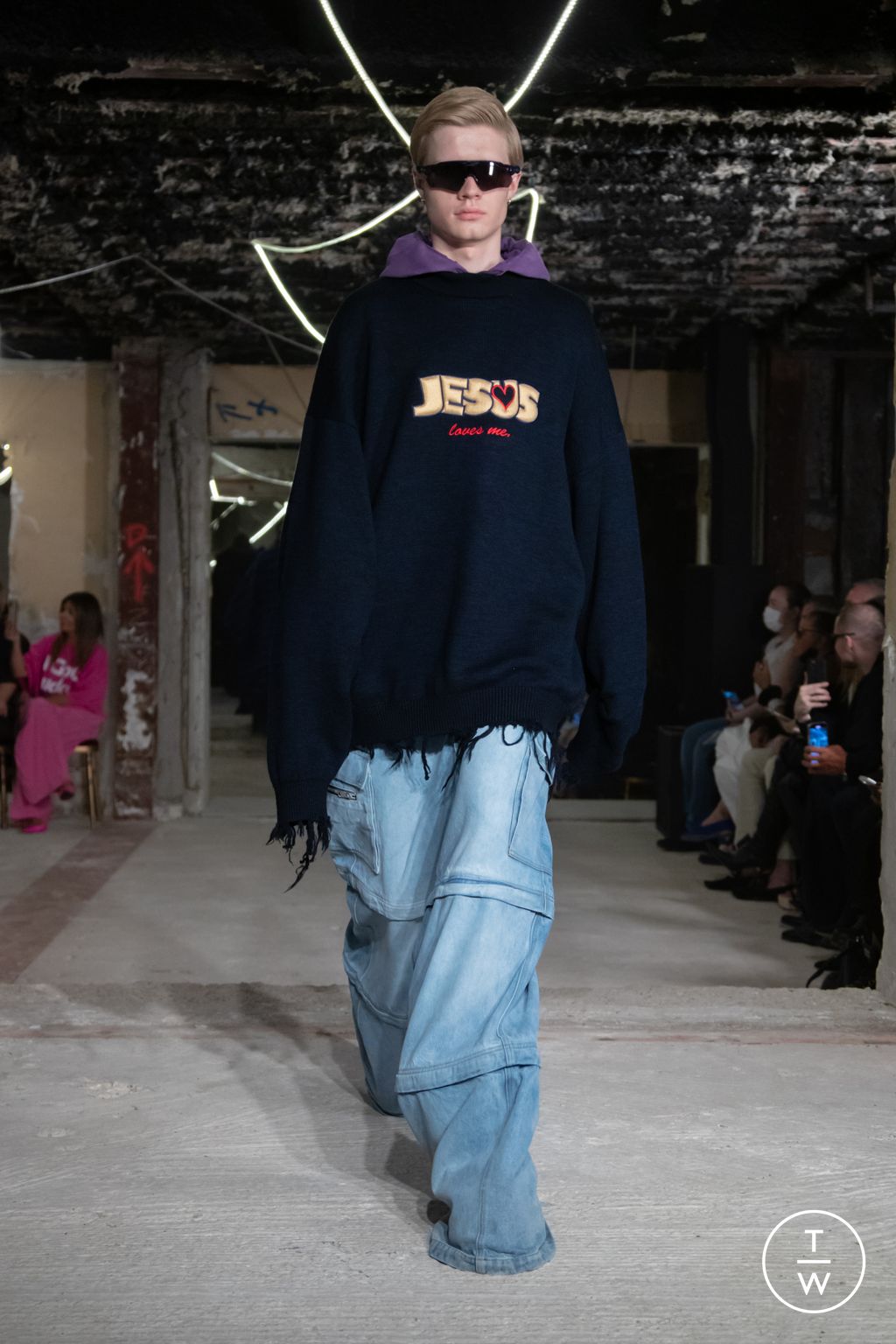 Fashion Week Paris Spring/Summer 2023 look 33 from the VETEMENTS collection 女装