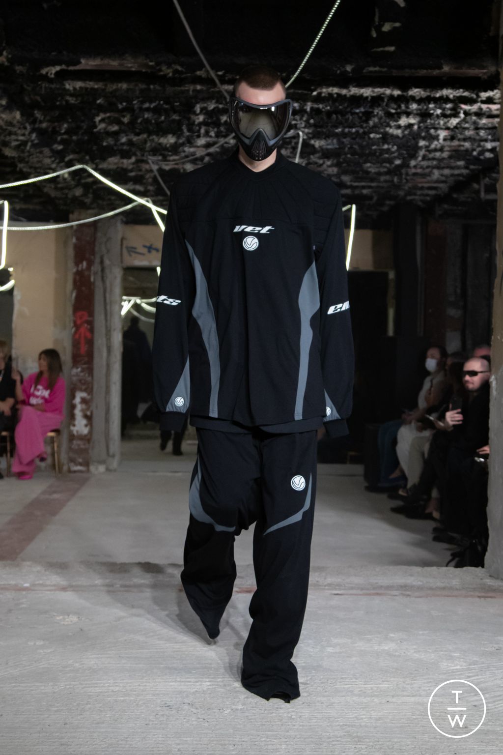 Fashion Week Paris Spring/Summer 2023 look 37 from the VETEMENTS collection womenswear