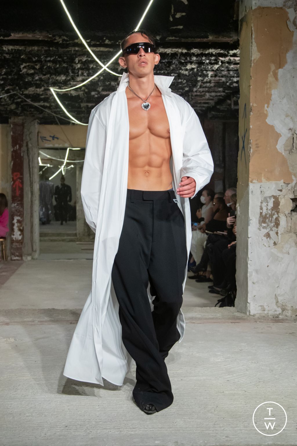 Fashion Week Paris Spring/Summer 2023 look 54 from the VETEMENTS collection 女装