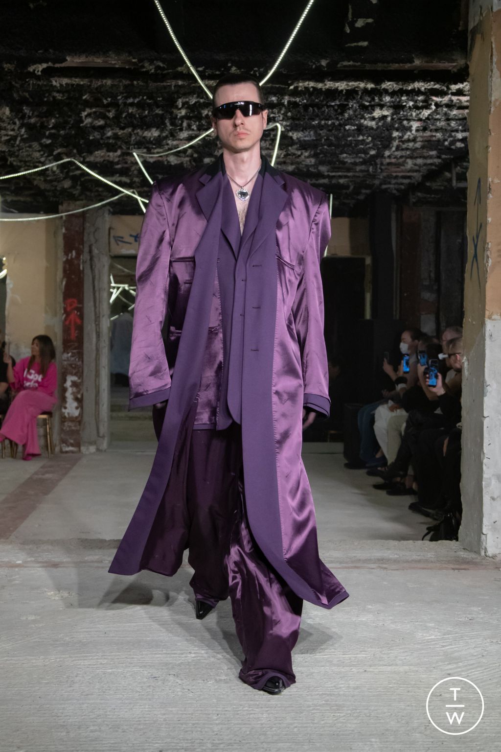 Fashion Week Paris Spring/Summer 2023 look 56 from the VETEMENTS collection 女装
