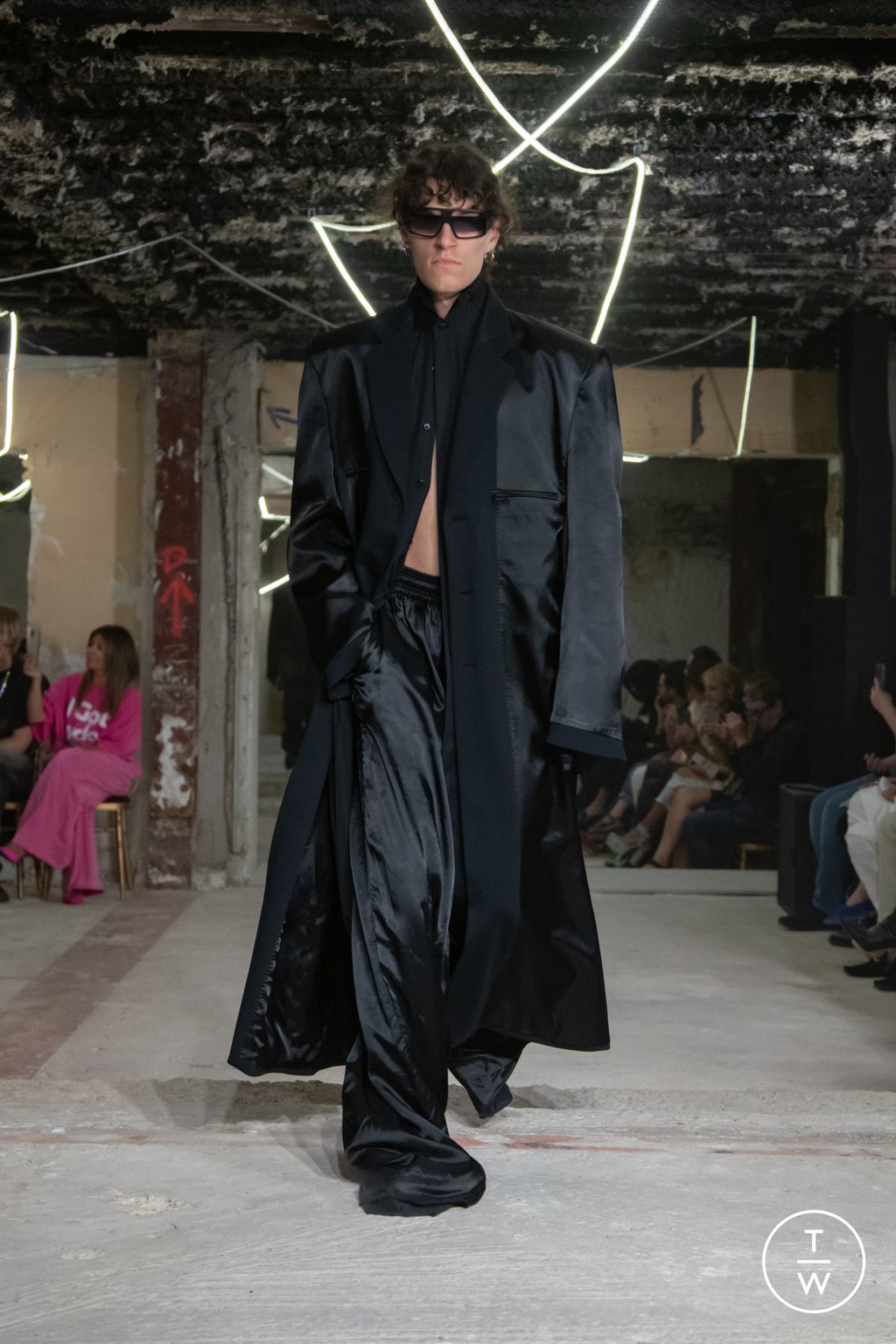 Fashion Week Paris Spring/Summer 2023 look 57 from the VETEMENTS collection 女装