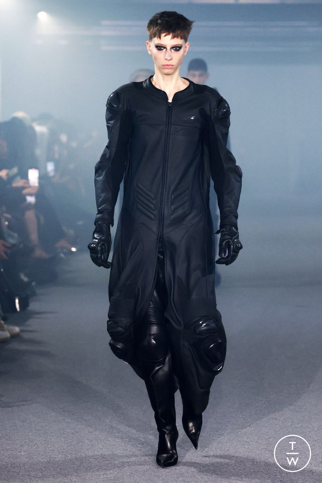 Fashion Week Paris Spring/Summer 2025 look 6 de la collection VETEMENTS womenswear