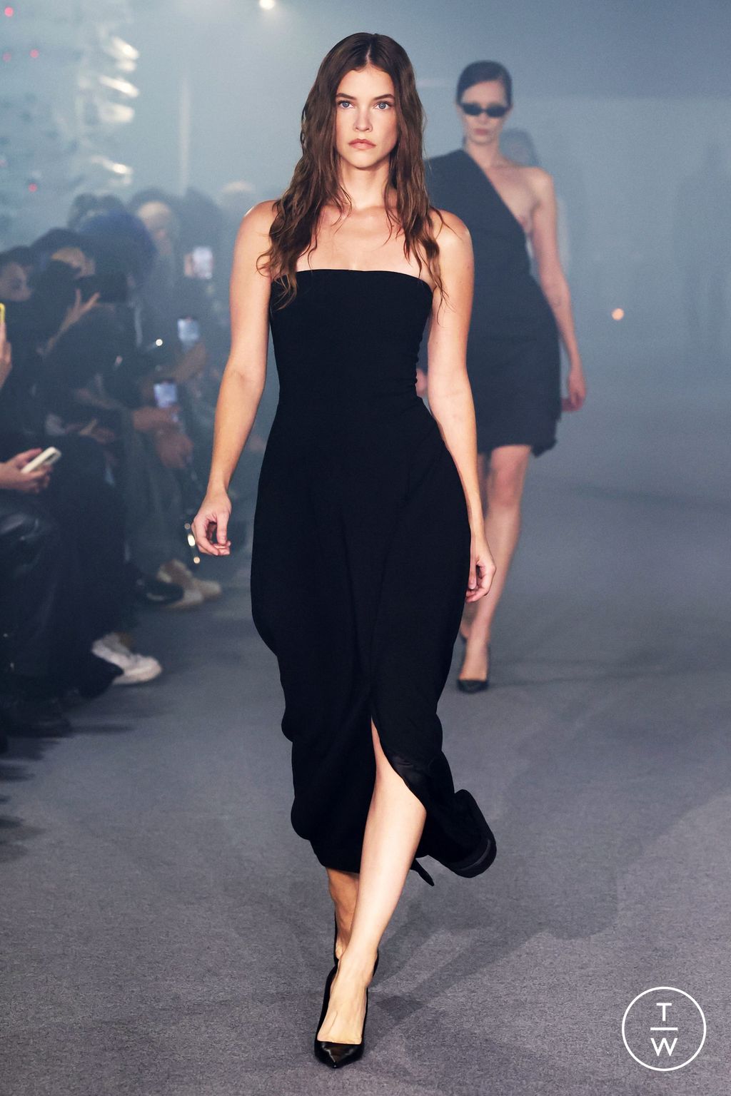 Fashion Week Paris Spring/Summer 2025 look 11 de la collection VETEMENTS womenswear