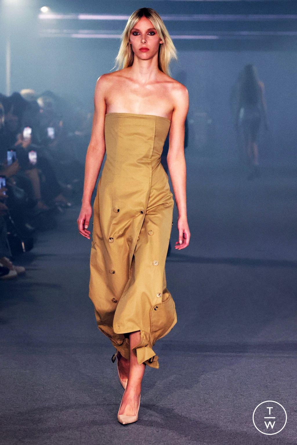 Fashion Week Paris Spring/Summer 2025 look 17 from the VETEMENTS collection womenswear