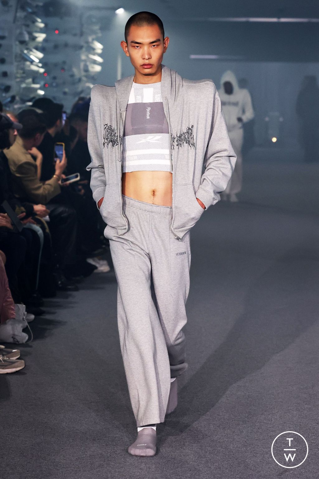 Fashion Week Paris Spring/Summer 2025 look 28 de la collection VETEMENTS womenswear