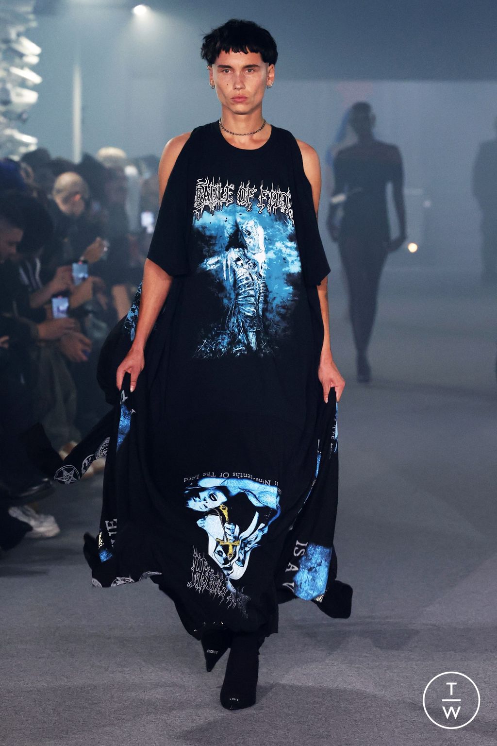 Fashion Week Paris Spring/Summer 2025 look 30 from the VETEMENTS collection womenswear