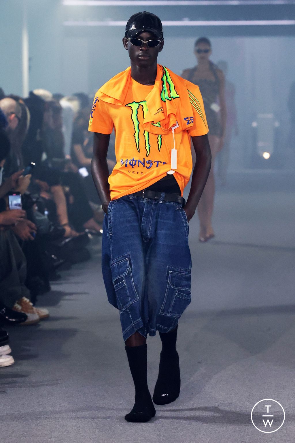 Fashion Week Paris Spring/Summer 2025 look 33 de la collection VETEMENTS womenswear