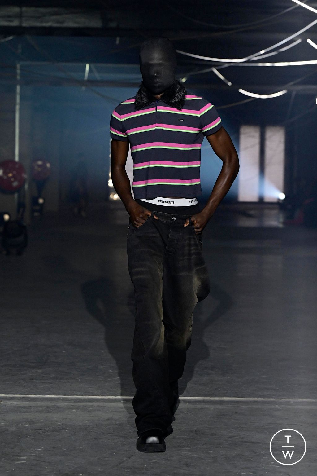 Fashion Week Paris Spring/Summer 2026 look 20 from the VETEMENTS collection womenswear