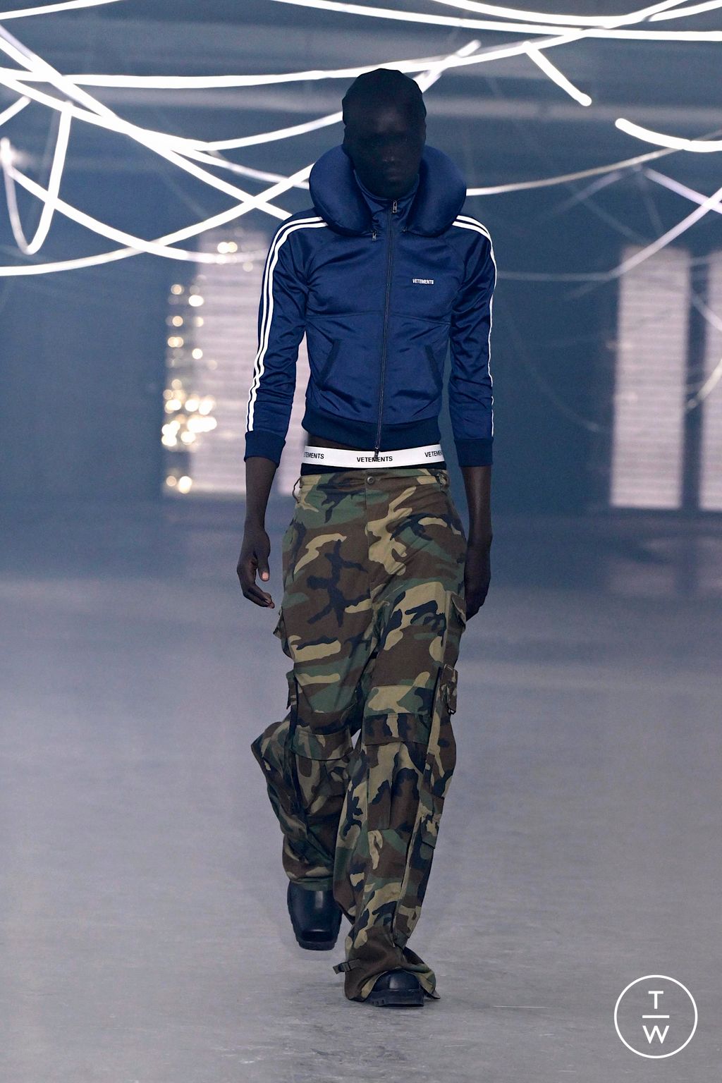 Fashion Week Paris Spring/Summer 2026 look 22 from the VETEMENTS collection womenswear