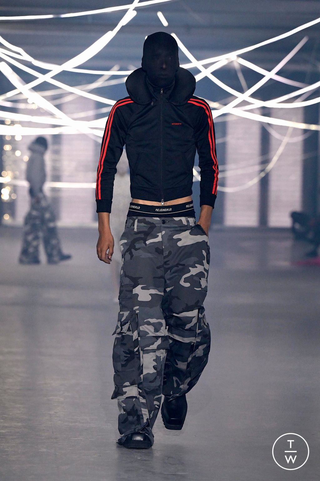 Fashion Week Paris Spring/Summer 2026 look 24 from the VETEMENTS collection womenswear