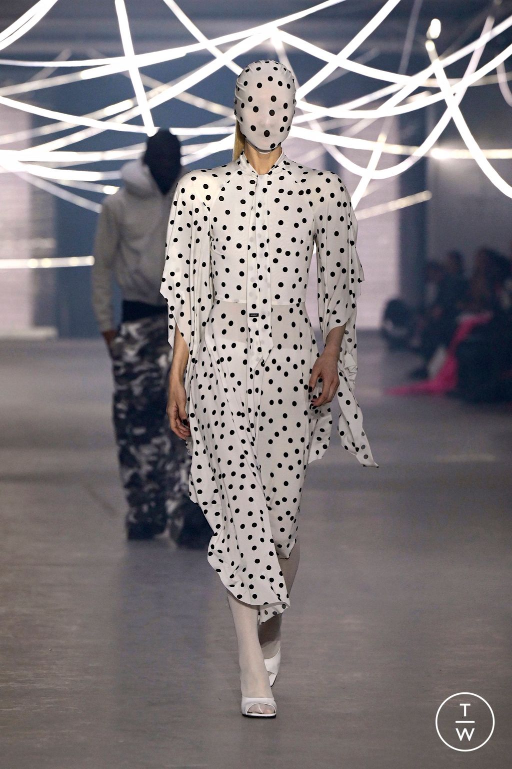 Fashion Week Paris Spring/Summer 2026 look 25 from the VETEMENTS collection womenswear