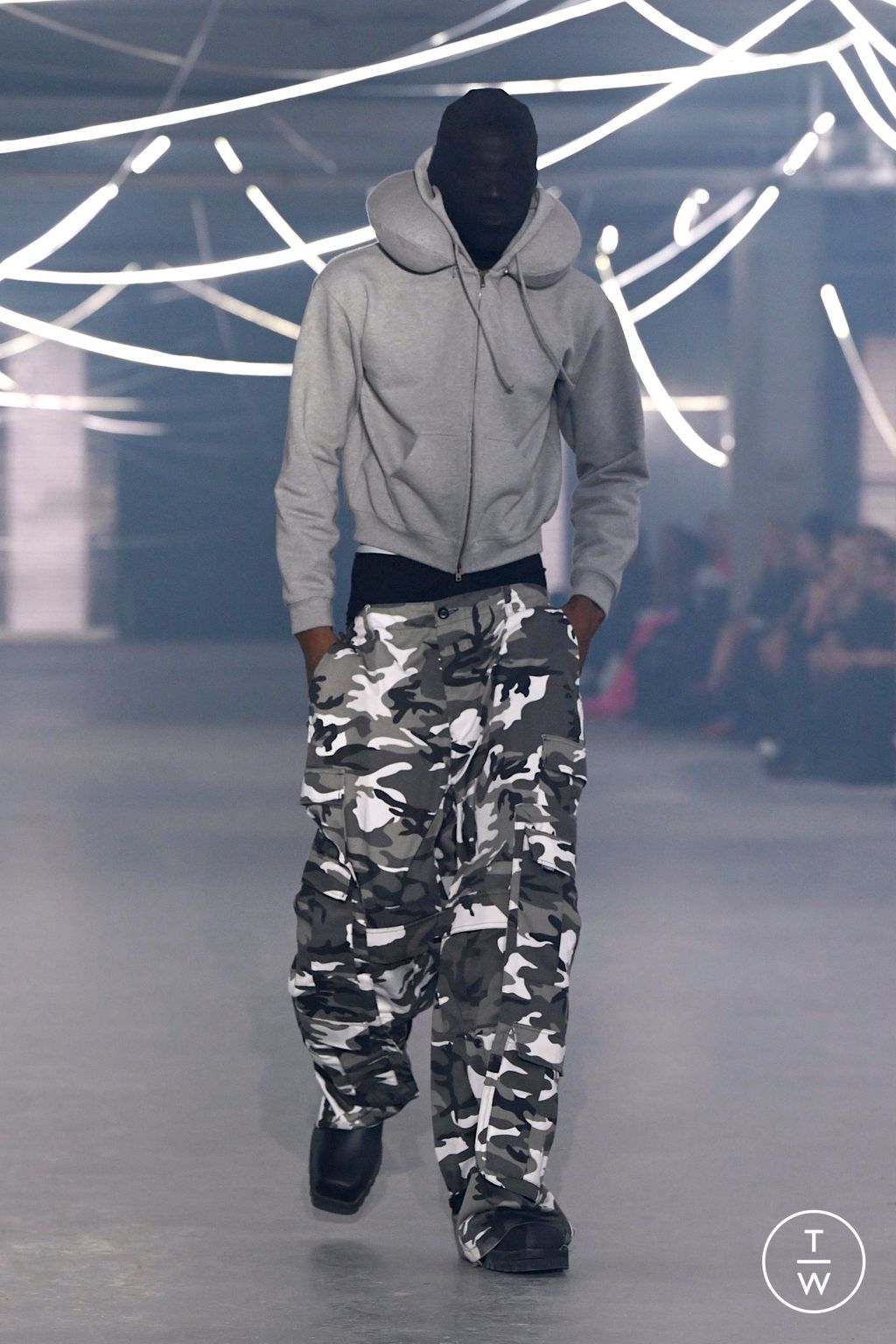 Fashion Week Paris Spring/Summer 2026 look 26 from the VETEMENTS collection womenswear