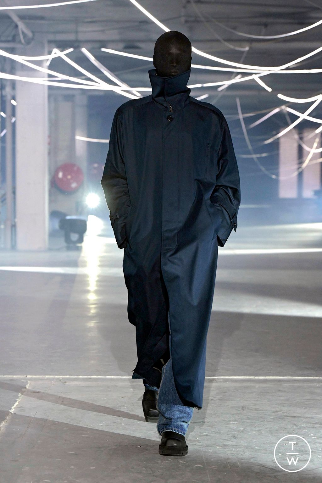Fashion Week Paris Spring/Summer 2026 look 30 from the VETEMENTS collection womenswear