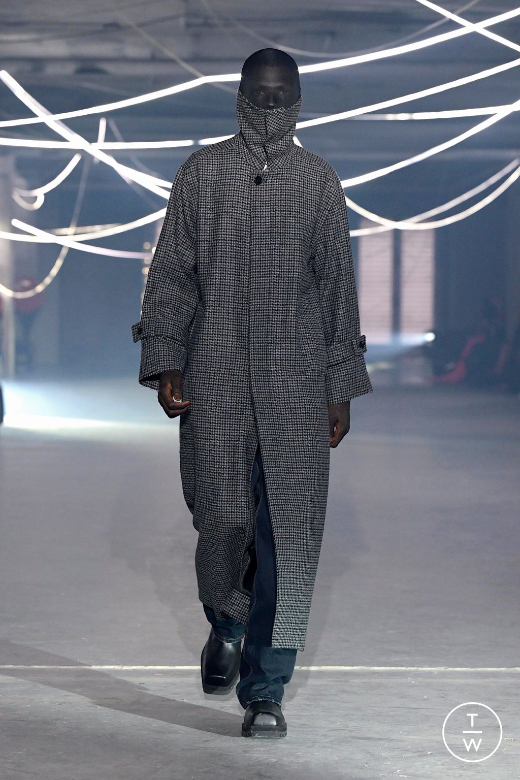 Fashion Week Paris Spring/Summer 2026 look 35 from the VETEMENTS collection womenswear