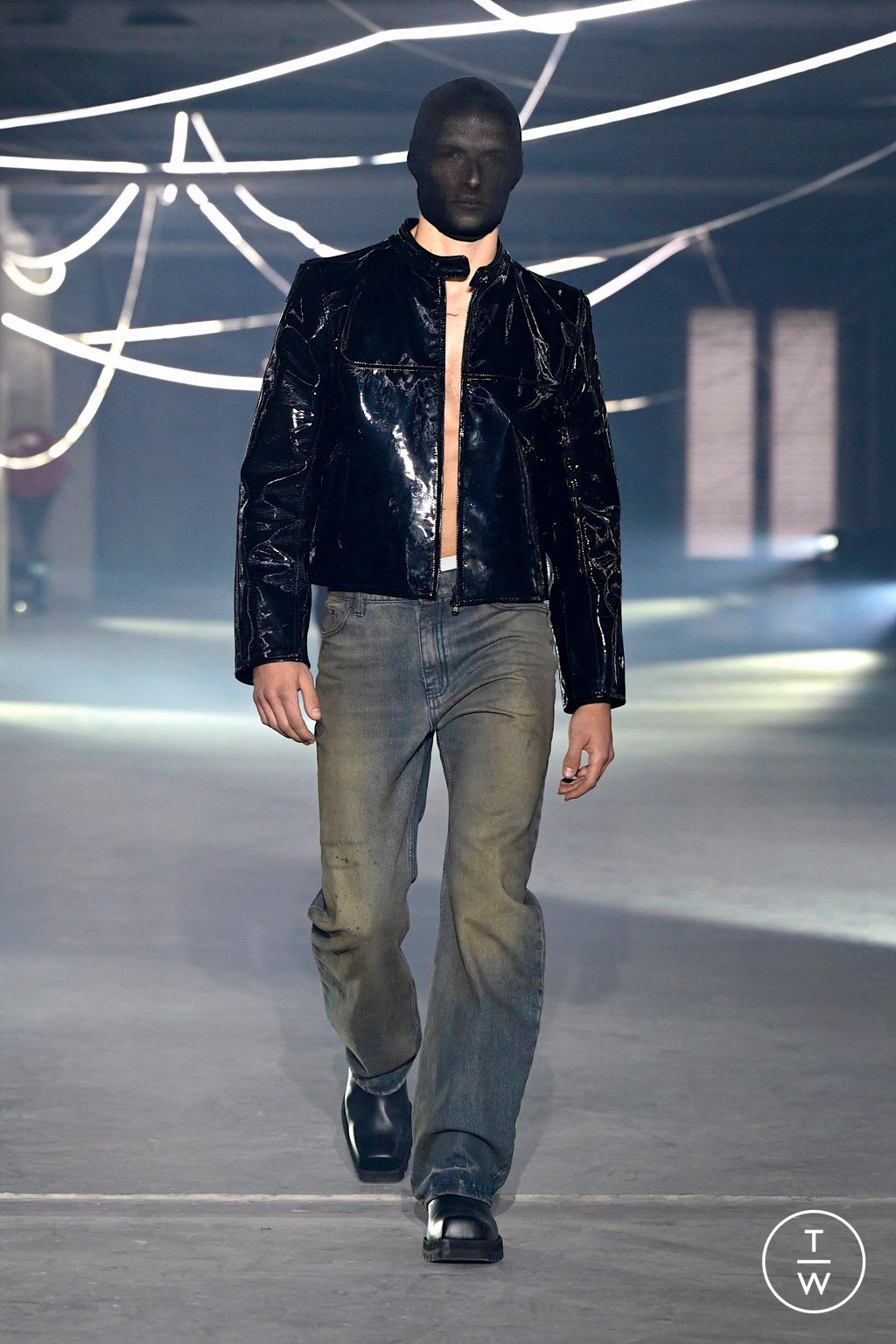 Fashion Week Paris Spring/Summer 2026 look 38 from the VETEMENTS collection womenswear