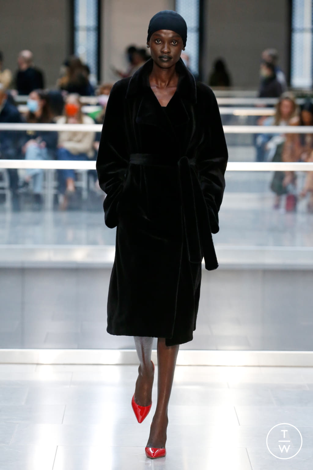 Fashion Week New York Fall/Winter 2022 look 1 from the VICTOR GLEMAUD collection 女装