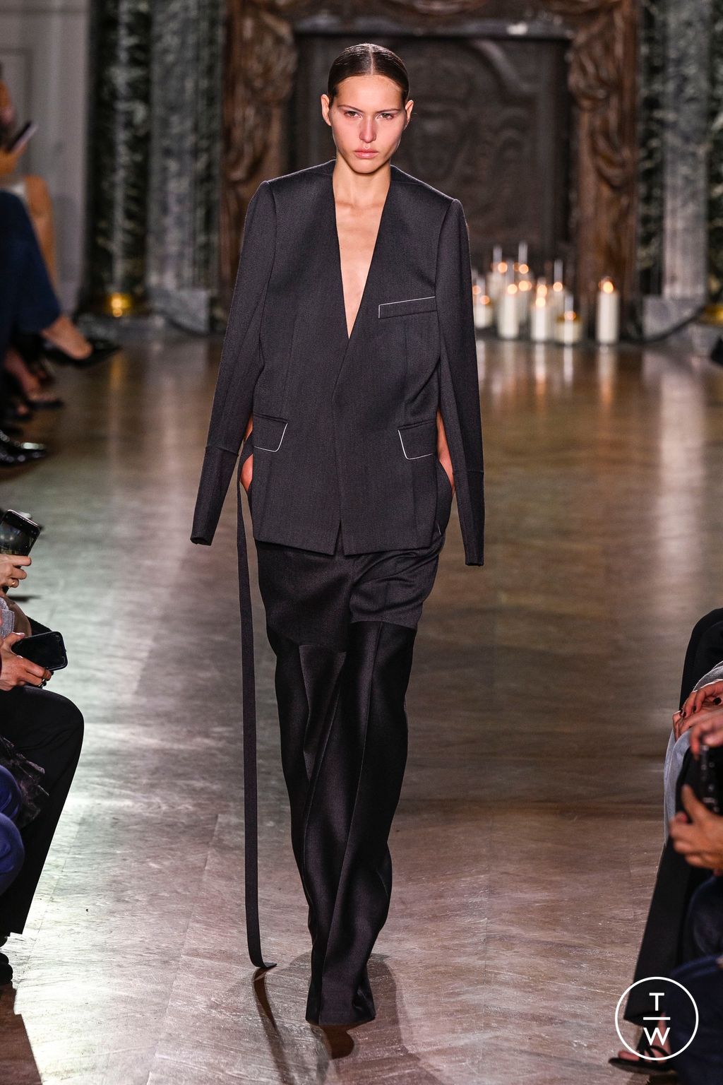 Fashion Week Paris Fall/Winter 2024 look 1 from the Victoria Beckham collection 女装