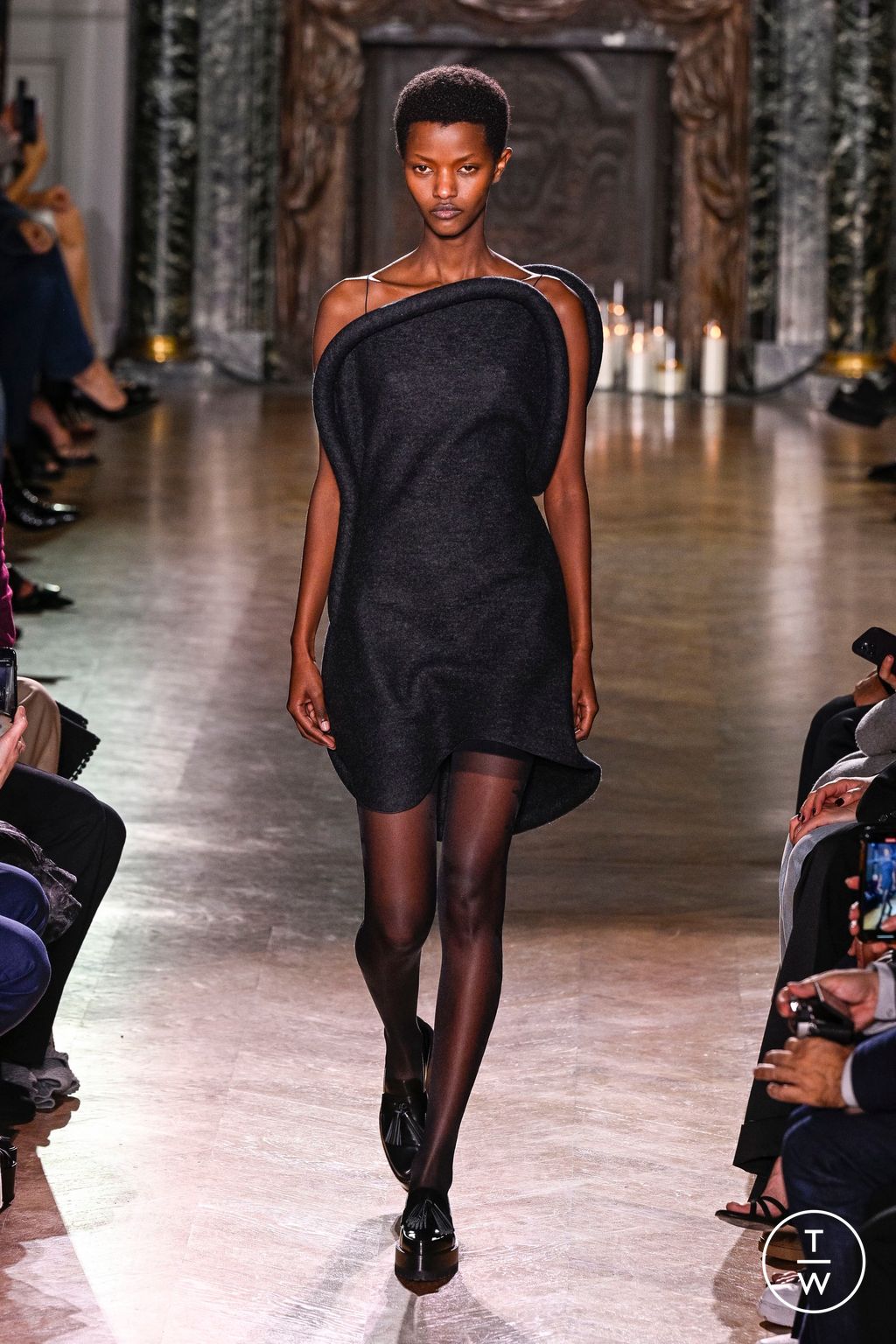 Fashion Week Paris Fall/Winter 2024 look 2 from the Victoria Beckham collection womenswear