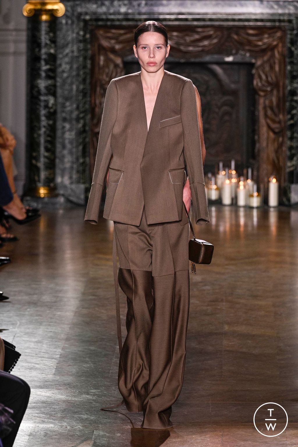 Fashion Week Paris Fall/Winter 2024 look 4 from the Victoria Beckham collection 女装