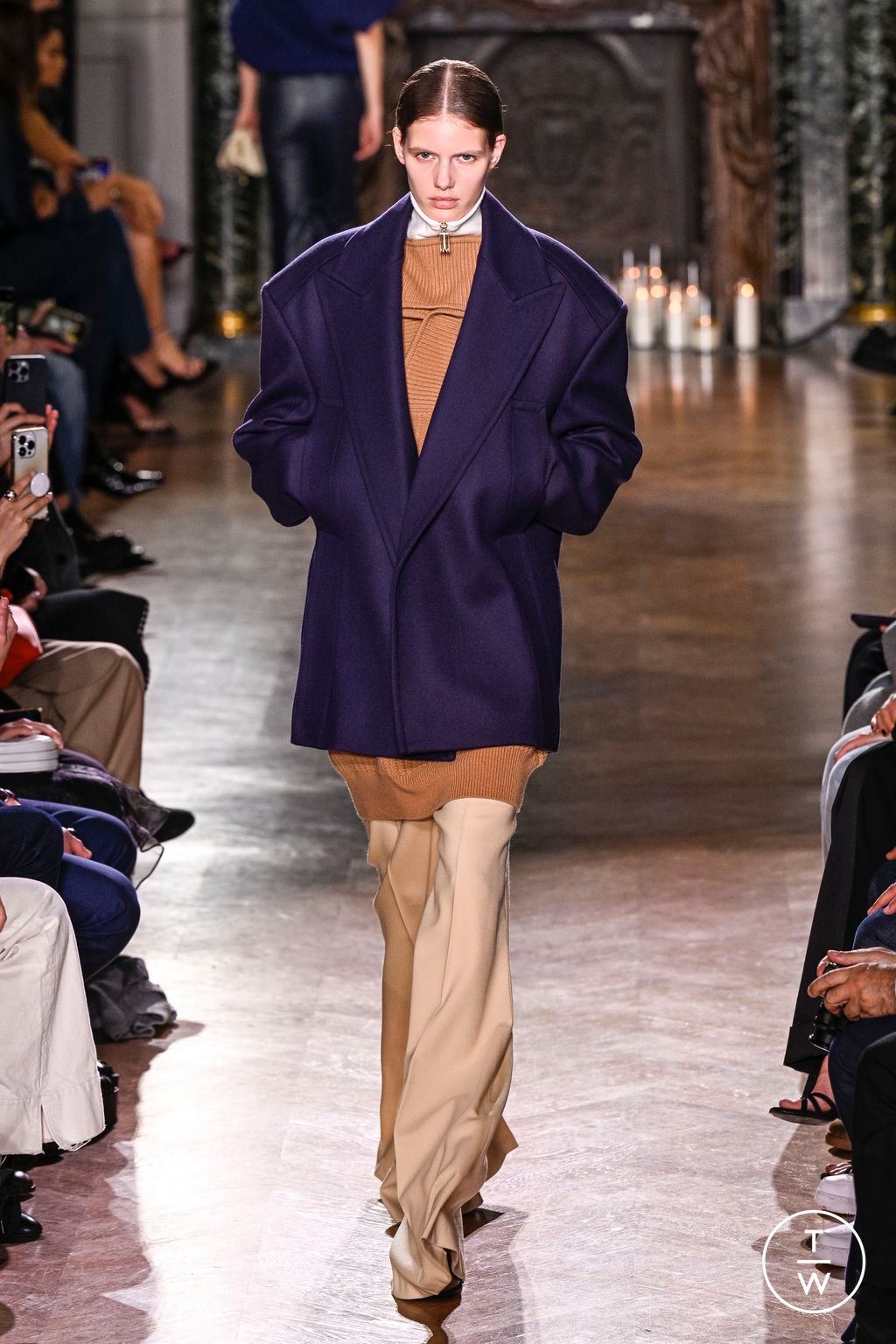 Fashion Week Paris Fall/Winter 2024 look 17 from the Victoria Beckham collection 女装
