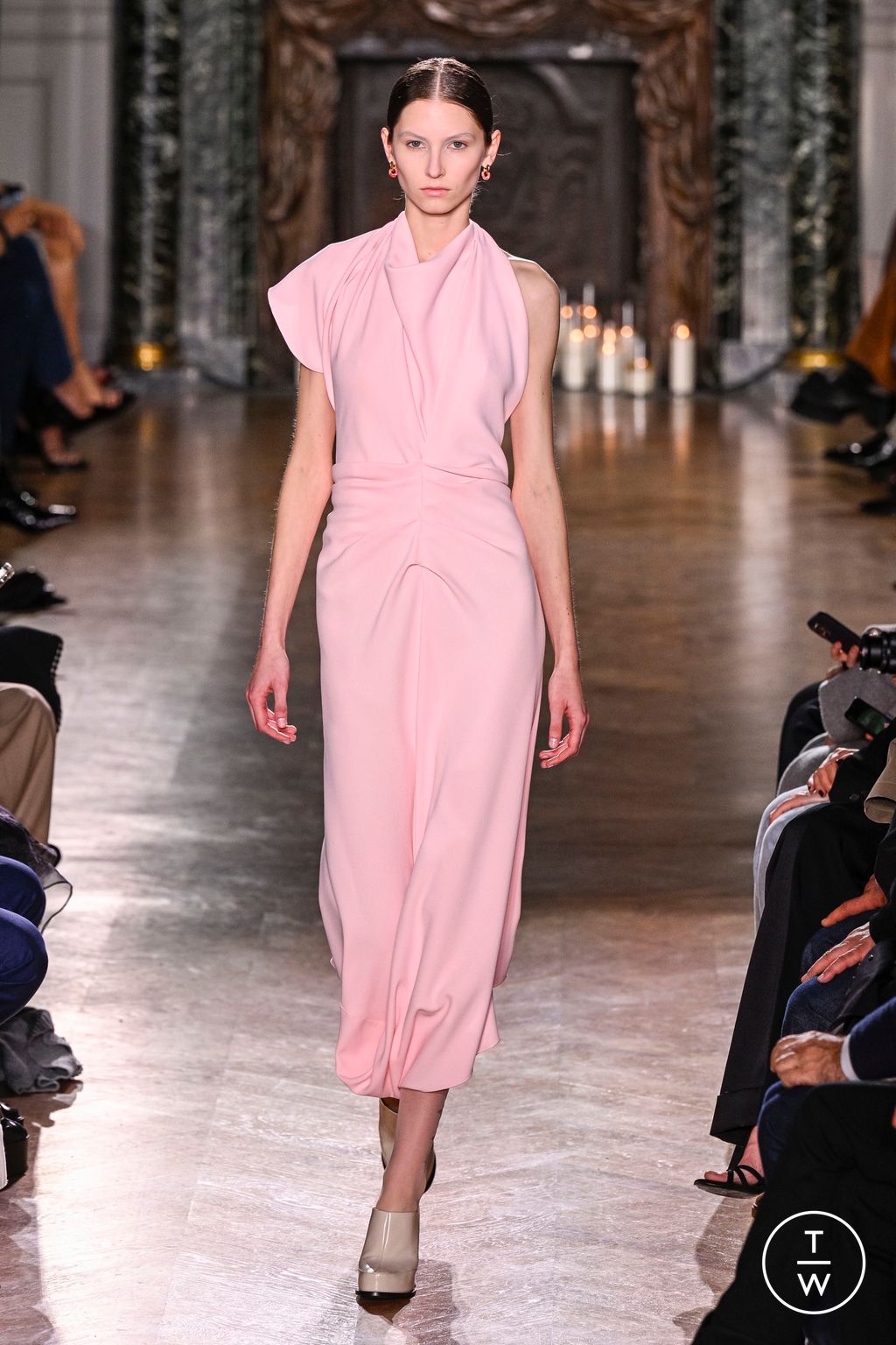 Fashion Week Paris Fall/Winter 2024 look 19 from the Victoria Beckham collection 女装