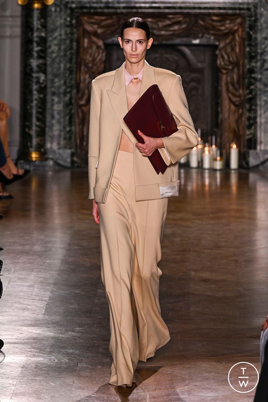 Fashion Week Paris Fall/Winter 2024 look 20 from the Victoria Beckham collection 女装