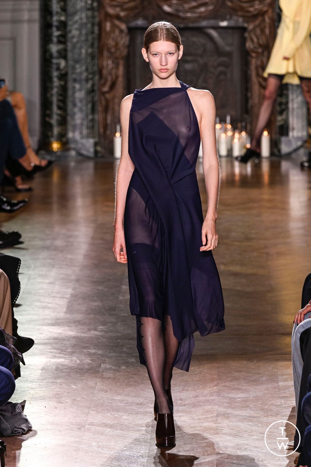 Fashion Week Paris Fall/Winter 2024 look 33 from the Victoria Beckham collection 女装