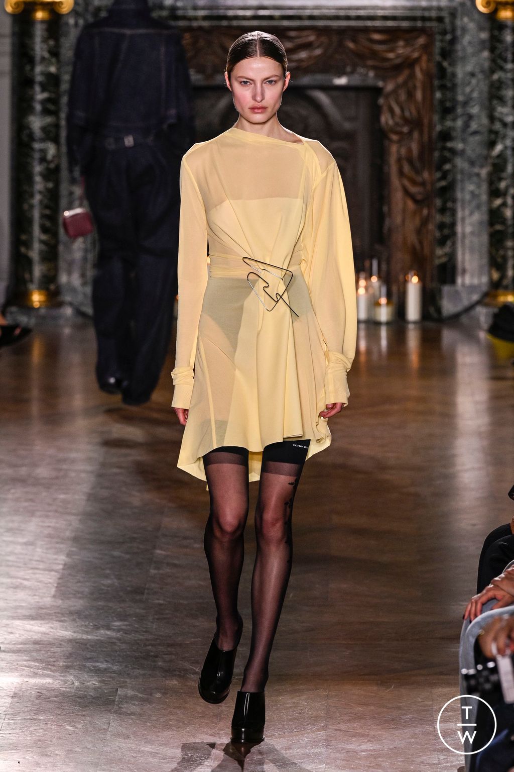 Fashion Week Paris Fall/Winter 2024 look 34 from the Victoria Beckham collection 女装
