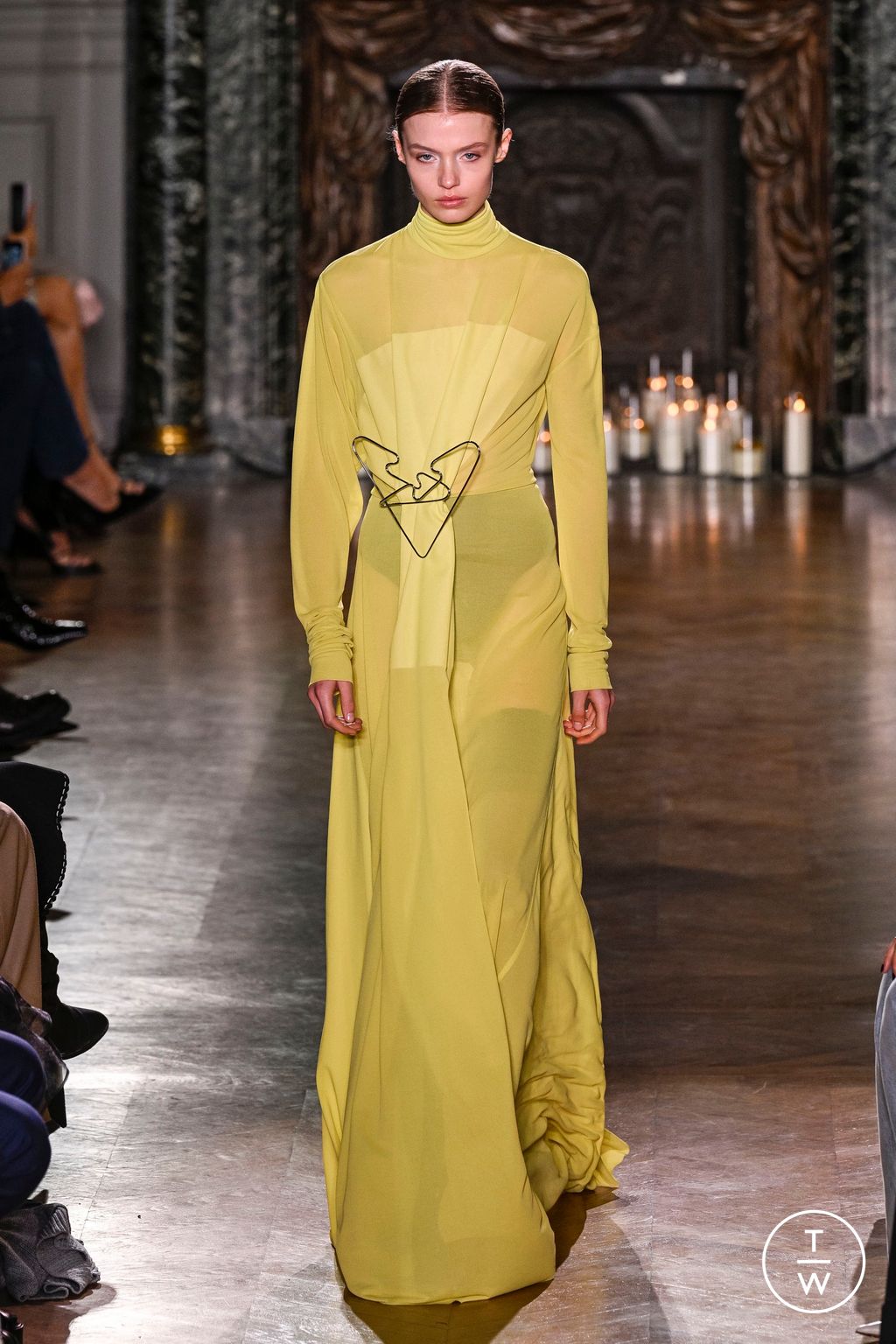 Fashion Week Paris Fall/Winter 2024 look 35 from the Victoria Beckham collection 女装
