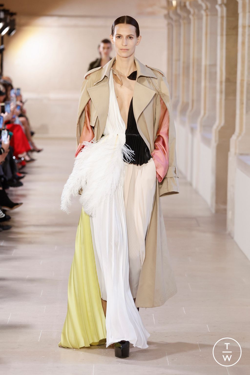 Fashion Week Paris Fall/Winter 2023 look 1 de la collection Victoria Beckham womenswear